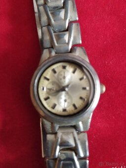 Nabízím dvoje staré dámské hodinky o pr. 23mm - 4