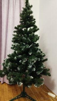 Umělý vánoční stromek s šiškami a sněhem, 220 cm. - 4