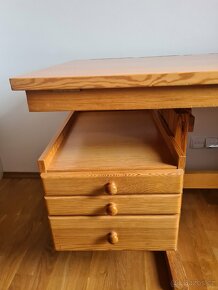 Dřevěný psací stůl - 4