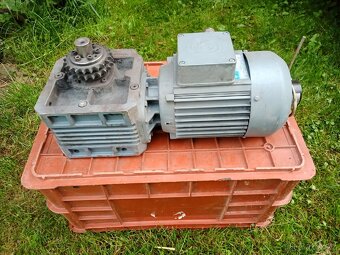 El.motor s převodovkou - 4