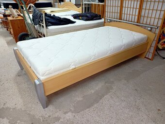 Prodám hezkou moderní postel 100 x 200 cm - 4