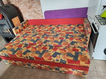 Starší rozkládací gauč s úložným prostorem - 4