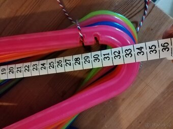 nové ramínka 16 ks, barevné 34 cm - 4
