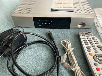 Modemy a eet top box + různé kabely - 4