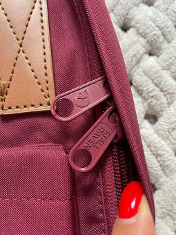 Nový batoh Fjällräven Kanken 7L vínový s hnědými prvky - 4