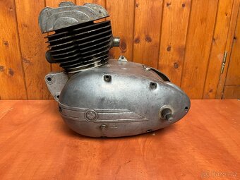 Manet 90 dvoupíst motor a sedlo - 4