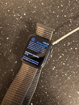 Apple Watch SE 44mm Space Gray - 4