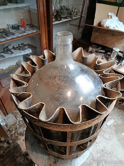 Velký starý demižón 50L v kovovém koši - 4