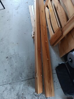 prodám dřevěnou postel i s roštem 200x90cm cena 800kč - 4