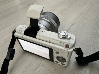 Sony Alpha A5100 (bílý) + 16–50mm objektiv – výborný stav, - 4