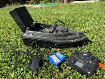 Zavazeci lodka GPS + nahradni baterie - 4