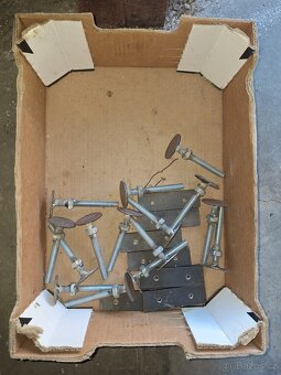 Prodám bytelné 2 kusy mříží - 4