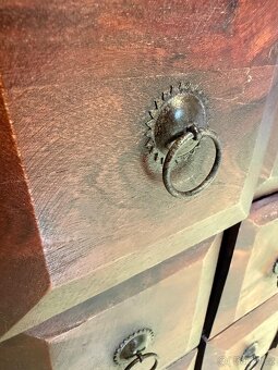 Malá masivní skříň (vhodná na CD) - 4