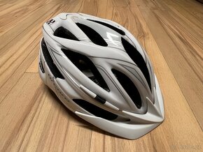 Cyklistická helma, zámek a pumpička - 4