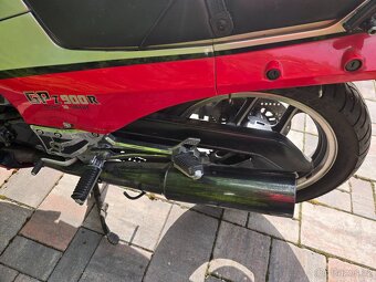 Kawasaki GPZ 900 R - 4