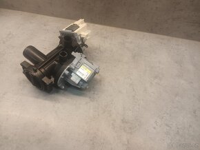 Čerpadlo z pračky Whirlpool FSCR 10432 - zánovní - 4