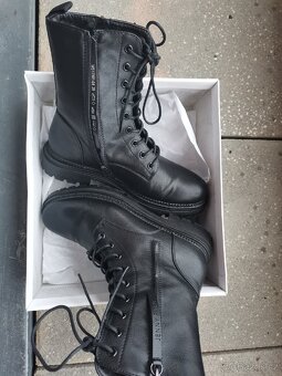 Prodám kotníkové boty Jenny Fairy velikost 39, barva černá - 4