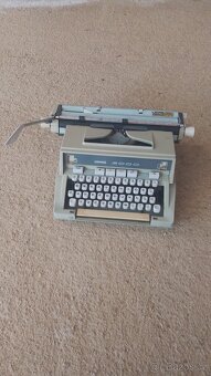 Prodám švýcarský starožitní psací stroj Hermes v kufríku - 4