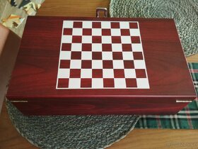 Dřevěná kazeta na šachy + víno a doplňky - 4