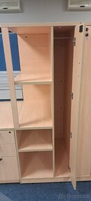Sestava kvalitního kancelářského nábytku - 4 místný box - 4