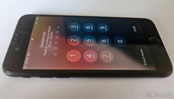 iPhone SE 2020 v hezkem stavu - 4