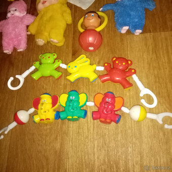 Prodám starou hrkačku,chrastítko červený motýlek,dva řetězy - 4