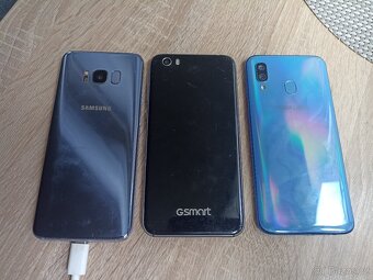 3 telefony na opravu nebo ND - 4
