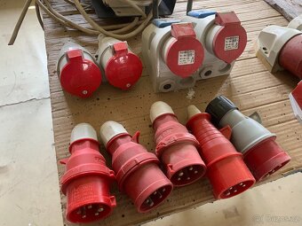 Staré elektro součásti - vypínače, zásuvky, krabičky, světla - 4