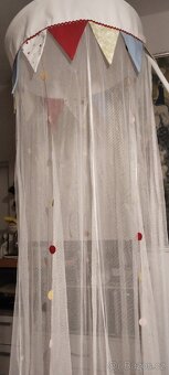 Nebesa nad postýlku - 4