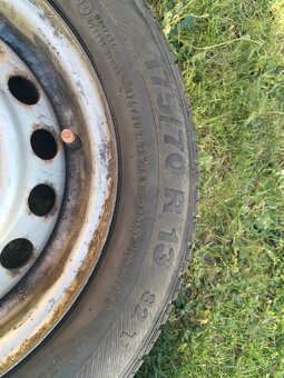 Prodám 2ks ocelových disků s letními pneu 175/70 R13 - 4