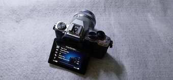 Olympus OM-D E-M10 a objektiv 14-42mm m4/3 - 4