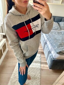 TOMMY HILFIGER ŠEDÁ MIKINA S KAPUCÍ - 4
