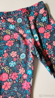 Tříčtvrteční květinové kalhoty - vel. 104 - 4