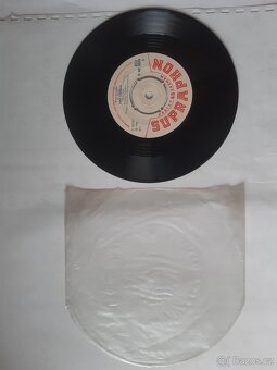 Prodám 35 ks vinylových singlů SP - 4