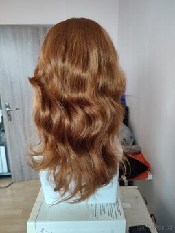 Nová polodlouhá sestříhaná zrzavá Lacefront paruka - 4