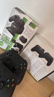Xbox příslušenství, 2x ovladač a nabíjecí stanice - 4