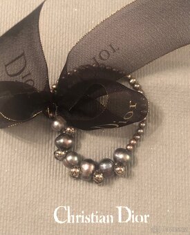 Dior beauty náramek s fialovými perlami a mašlí - 4