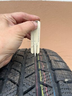 Prodám 1 zimní pneumatiku Continental 235/70R16 - 4