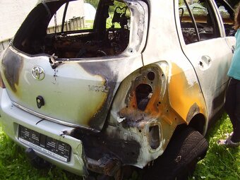 Toyta yaris 2006 s předku cokoli,mám na autě - 4