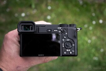 Sony A6400 + 18-135 mm, příslušneství - 4