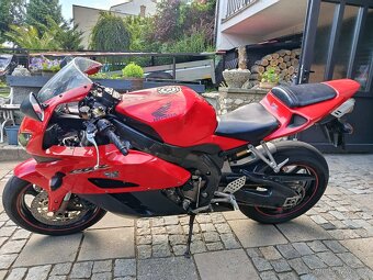 Honda CBR 1000 rr 2004 - 4