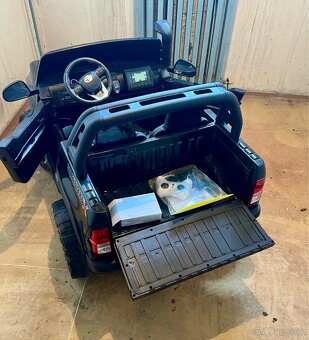 Elektrické autíčko Toyota Hilux 4x4 černé - 4