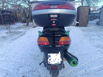 Suzuki Burgman 650. Zamluveno do 31.3 - 4