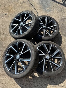 Škoda VEGA 7,0x18 5x112 ET51 - Lesklá černá - 4