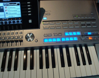 Yamaha Tyros T5 - 61 s reproduktory, 500GB pevný disk a 1 GB - 4