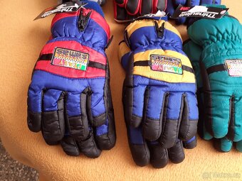 Prodám dětské rukavice odpovídající vel. zhruba 6 - 8 let - 4