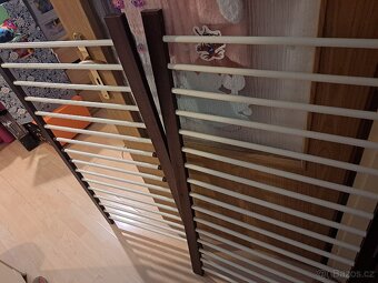 Dětská postýlka s matraci a uzavřeným šuplikem - 4