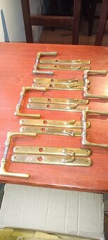 Mosazné kování , kliky na dveře. 5x - 4