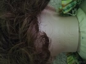 Sedící značená porcelánová panenka - 4