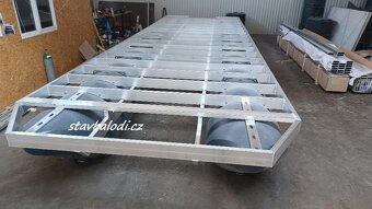 Hausbót si postavte na plastových plovácích - 4